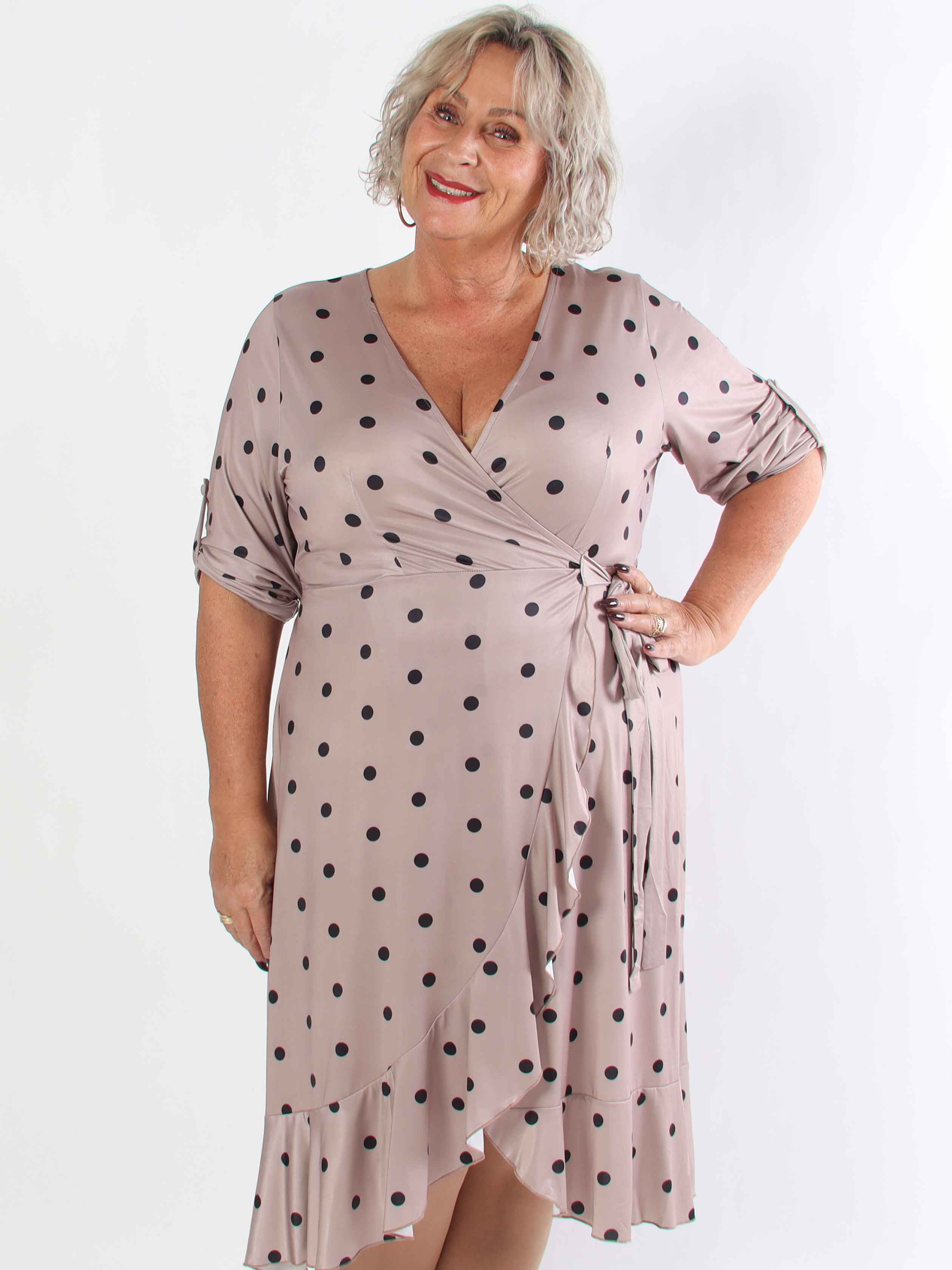 Savina Dot - Elastisk plus size kjole i slå-om-look med prikker